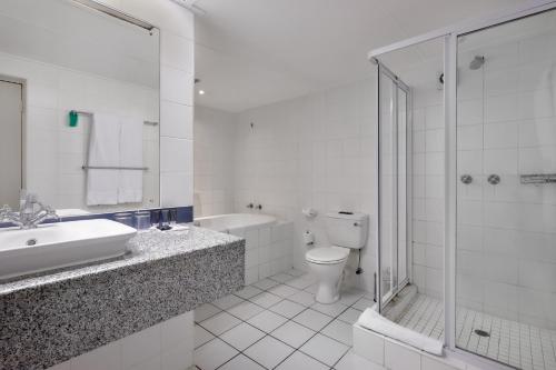 Bilik mandi di ANEW Hotel Capital Pretoria