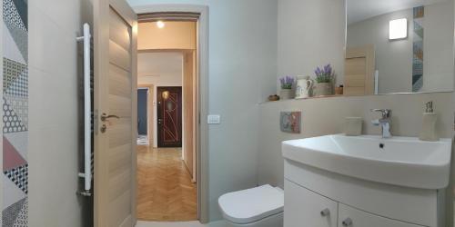 Modern and Cozy Apartment tesisinde bir banyo
