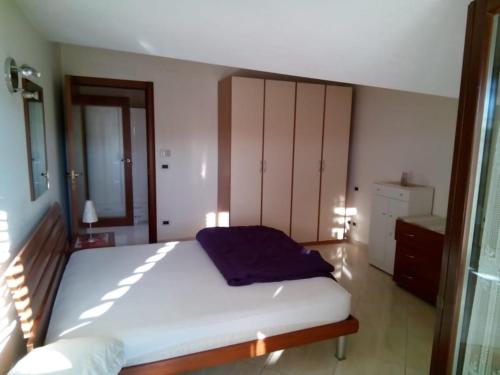 モンテジルヴァーノにあるAttico Mansardato con vista mareのベッドルーム(大きな白いベッド1台、鏡付)