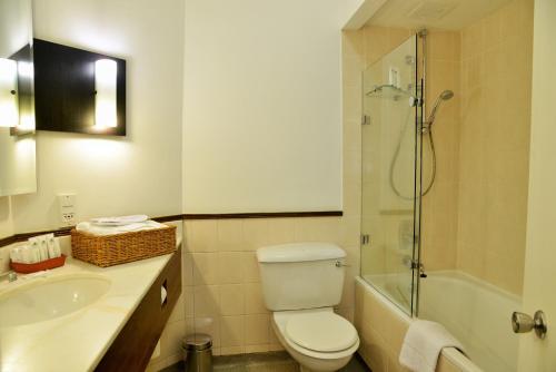 Un baño de The Centurion Hotel