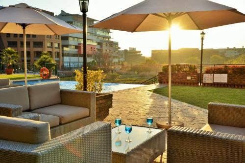 Un patio o zona al aire libre en The Centurion Hotel