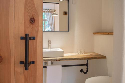 a bathroom with a sink and a mirror at Taevas Külalistemaja in Võru
