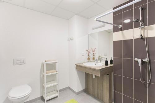 y baño con aseo, lavabo y ducha. en Zenao Appart'hôtels Mulhouse en Mulhouse