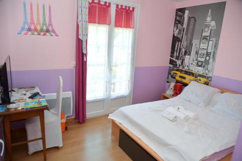 um quarto com uma cama, uma secretária e uma janela em Le Calme De la Campagne au Sud de Paris em Saint-Mammès