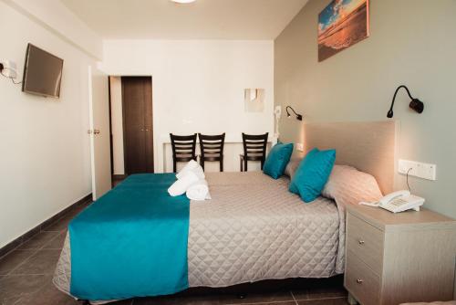 Ένα ή περισσότερα κρεβάτια σε δωμάτιο στο A.Maos Hotel Apartments 