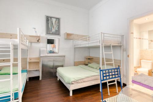 מיטה או מיטות קומותיים בחדר ב-Glamorgan