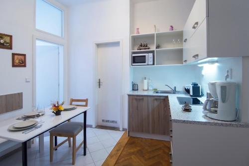 Kuchyňa alebo kuchynka v ubytovaní Modern Apartment Navrátilova II