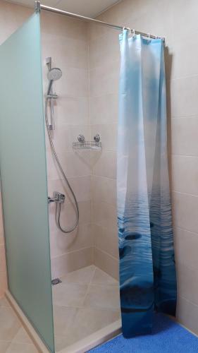 Ett badrum på Sky Blue Danube Apartment Ruse