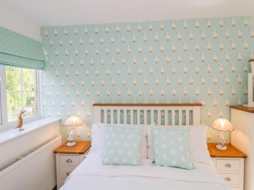 En eller flere senge i et værelse på Duck Cottage