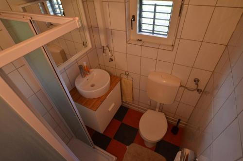 Rovinj Houses في روفينج: حمام صغير مع مرحاض ومغسلة