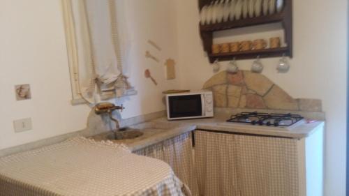 a kitchen with a sink and a microwave at Casa Vacanza la Fiaba in Trapani