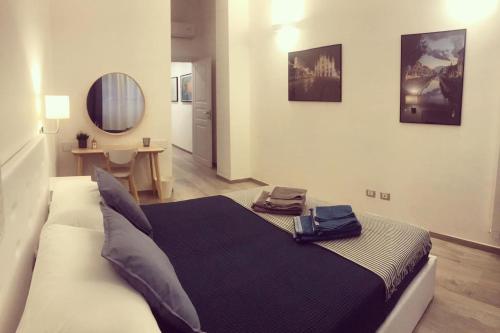 una camera con un grande letto di LOVELY MILANO - Brand new stylish apartment in Navigli Area a Milano