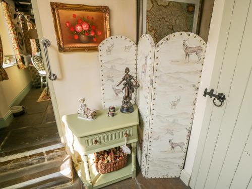 een ingang naar een kamer met een deur en een tafel bij Old Stables Cottage in Saltburn-by-the-Sea