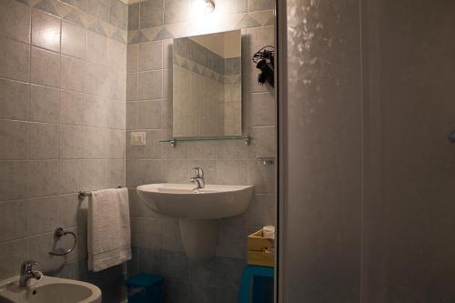 a bathroom with a sink and a mirror at Agriturismo La Cà Veja in Monforte dʼAlba