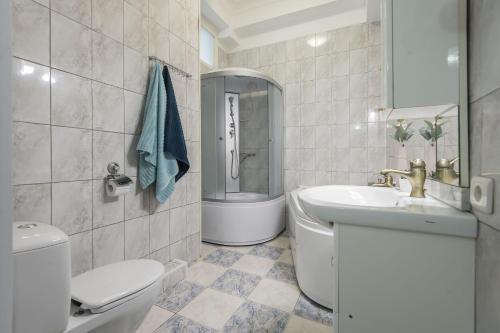 W łazience znajduje się toaleta, umywalka i toaleta. w obiekcie GMApartments 3 nice bedrooms at Tverskaya w Moskwie