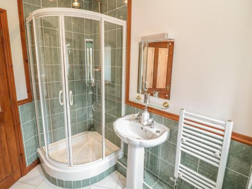 Bilik mandi di Woodside Barns