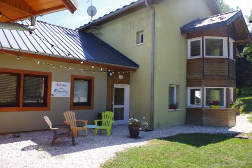 a house with a table and chairs in the yard at Eau Vive in Lescheraines