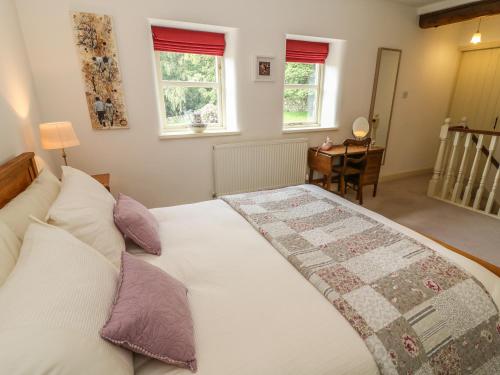 En eller flere senge i et værelse på Spens Farm Cottage