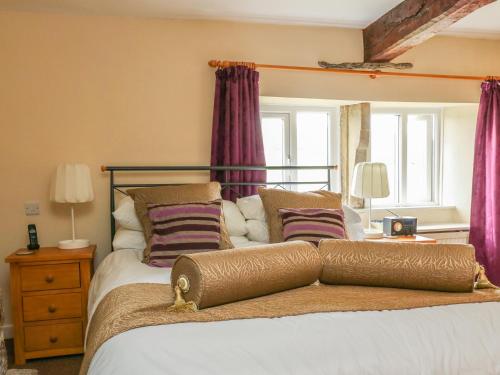 um quarto com uma cama grande e cortinas roxas em Dale View em Skipton