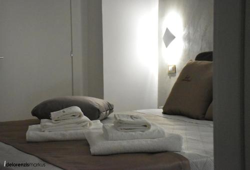 Een bed of bedden in een kamer bij Les 3 Chambres