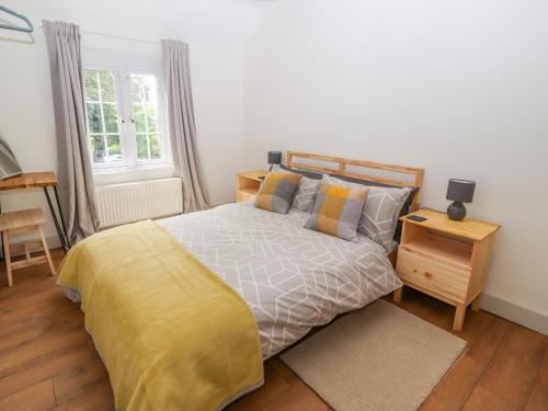 Ένα ή περισσότερα κρεβάτια σε δωμάτιο στο Well House Farm Flat 2
