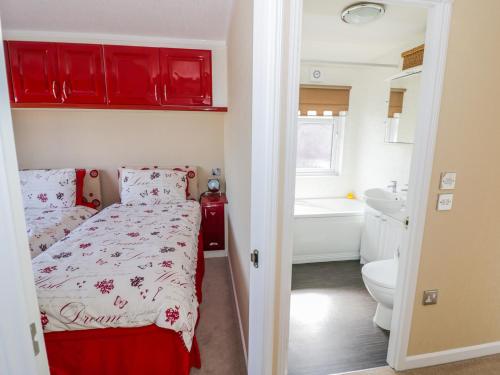 En eller flere senge i et værelse på Booster's Lodge