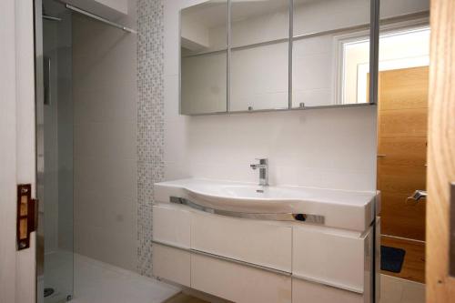Koupelna v ubytování Broxbourne Two-Bedroom Apartment Close To Amenities