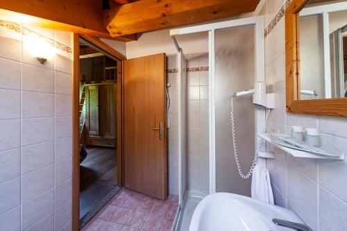 Koupelna v ubytování Albergo Lozen