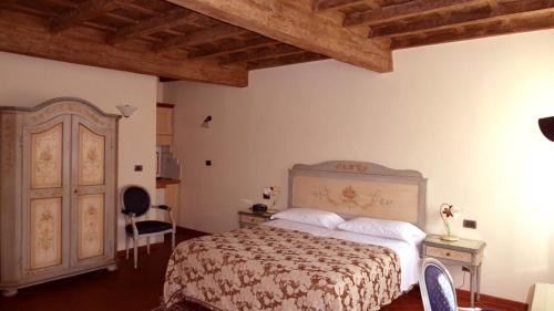 a bedroom with a bed and a wooden ceiling at Il Giardino Fiorito in Ferrara