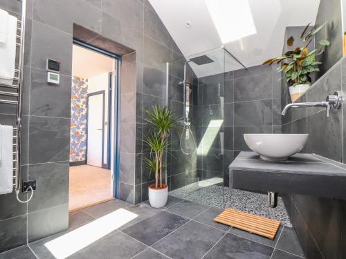 Et badeværelse på See Two Seas, Cape Cornwall