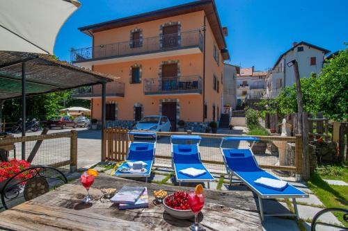 un grupo de sillas azules sentadas sobre una mesa de madera en B&B Il Girasole en Agerola