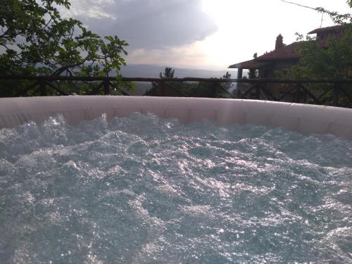 a tub full of water with the sun in it at Bed and Breakfast Country Hill in Arezzo