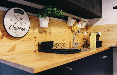 a kitchen counter with a keyboard on top of it at Siglas & Runas II in Póvoa de Varzim