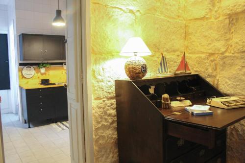 a room with a desk with a lamp on it at Siglas & Runas II in Póvoa de Varzim