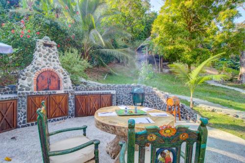 Un jardín fuera de Casa Verde + Contiki