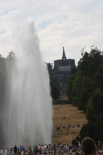 a crowd of people standing around a waterfall at Bungalow; Haus 111 Ferienpark Twistesee, Bad Arolsen in Bad Arolsen