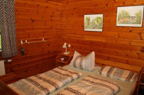Katil atau katil-katil dalam bilik di Bungalow; Haus 111 Ferienpark Twistesee, Bad Arolsen