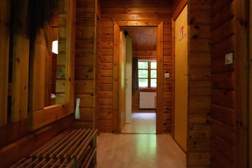 a hallway with a bench in a wooden house at Bungalow; Haus 111 Ferienpark Twistesee, Bad Arolsen in Bad Arolsen