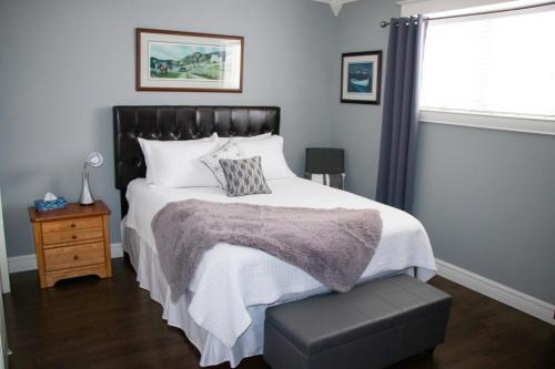 Topsail的住宿－The Blue Jay Nest，一间卧室设有一张大床和一个窗户。