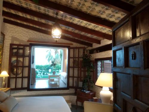 a bedroom with a bed and a window at Apartamento con terraza y vistas al mar in Burriana