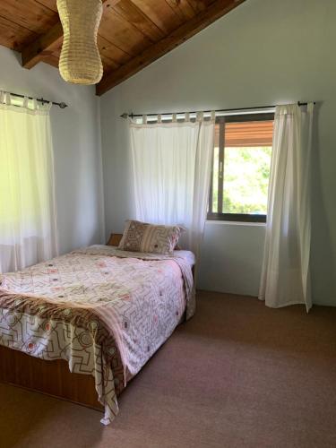 1 dormitorio con cama y ventana en The Lakeview House with Private Pool en Pokhara