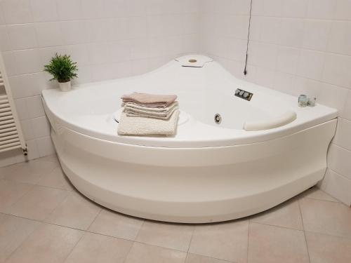 una vasca bianca in bagno con una pianta di B&B Tenuta Madiba a Ravenna