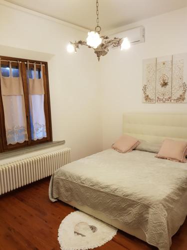 una camera con letto e finestra di B&B Tenuta Madiba a Ravenna