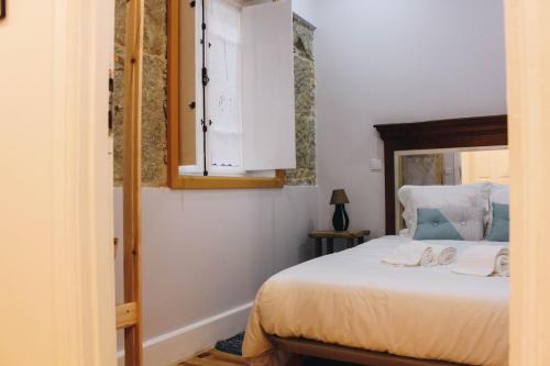 a bedroom with a bed and a cupboard at Siglas & Runas II in Póvoa de Varzim