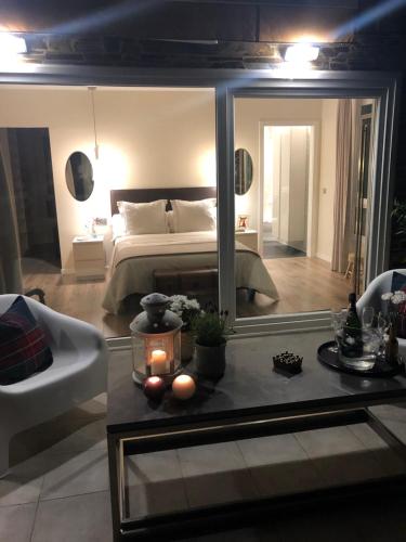 1 dormitorio con cama y espejo grande en Casa Acougo , Sarria, en Sarria