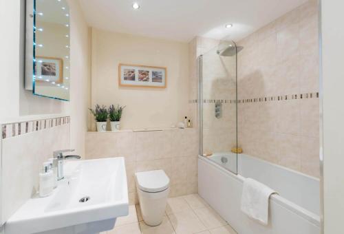 ein Badezimmer mit Waschbecken, Toilette und Dusche in der Unterkunft Fishermans Warehouse in Whitby