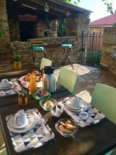 een tafel met een ontbijt met thee en gebak bij Casa di Emma in Santo-Pietro-di-Tenda