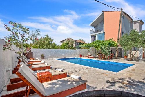 een villa met een zwembad en een huis bij Villa Cesarica in Tivat