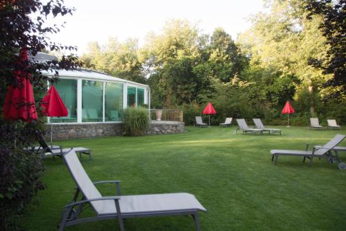 a group of benches sitting in a yard with a building at Thermenhotel Quellenhof in Bad Füssing
