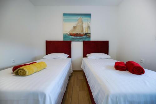 2 Betten nebeneinander in einem Zimmer in der Unterkunft Apartment Summer Fever in Zadar
